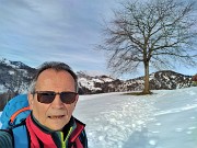 18 Uscendo dal bosco si aprono i bei pratoni innevati di Prato Giugno (1268 m)